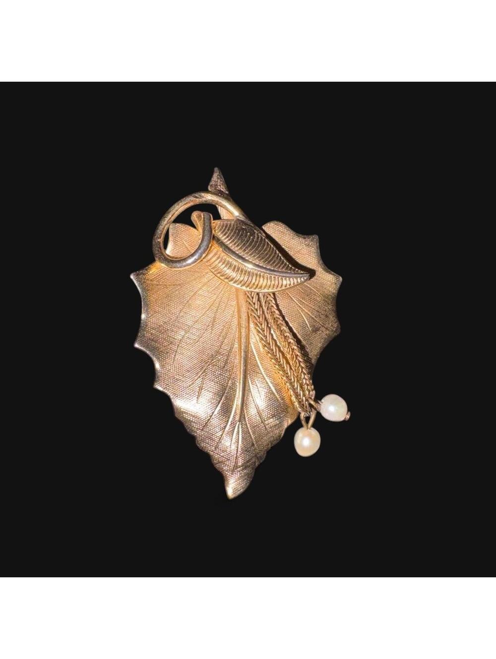 Vintage Brushed Gold Tone Textured Leaf Vine Green Stone Pearl Brooch Pin